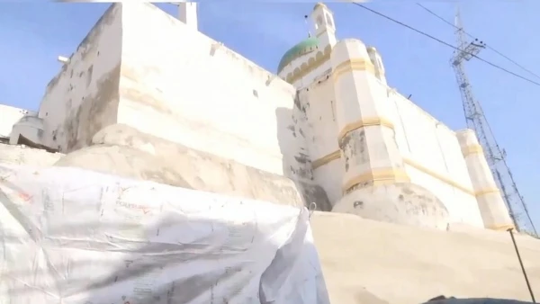 संभल में तिरपाल से ढकी गईं मस्जिदें, पीएसी के जवानों की तैनाती