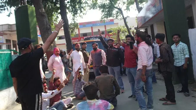 मेरठ: बजरंग दल कार्यकर्ताओं की बाइक सीज, थाने में हंगामा