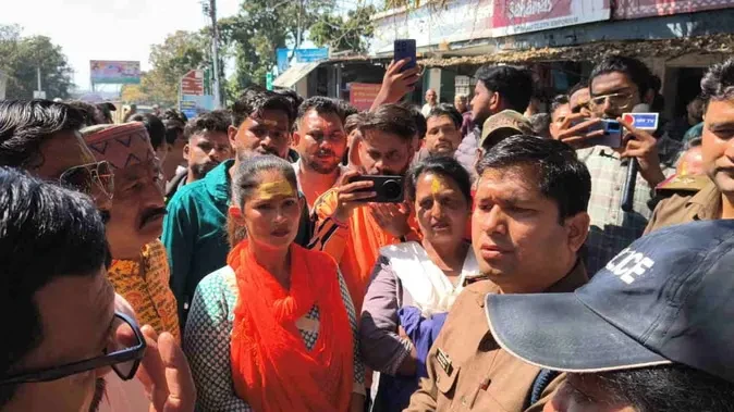 जौलीग्रांट में विवादित स्थल को लेकर हिंदू संगठनों का प्रदर्शन,  पुलिस तैनात