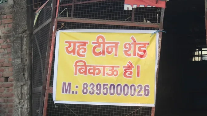 मेरठ: सेंट्रल मार्केट में दुकानों पर लगे बिकाऊ के बैनर, लोकेश खुराना के खिलाफ दी तहरीर