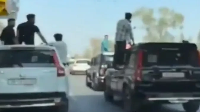 दिल्ली-देहरादून हाईवे पर युवकों का खतरनाक स्टंट वायरल, पुलिस ने शुरू की तलाश