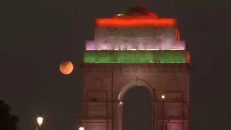 दिल्ली, नोएडा, गाजियाबाद और गुरुग्राम में दिखा चंद्र ग्रहण का खूबसूरत नजारा