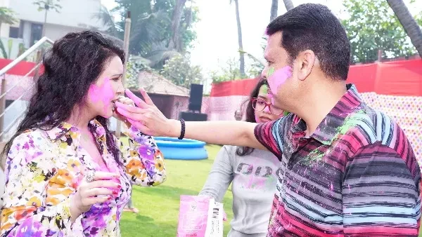 मुख्यमंत्री देवेंद्र फडणवीस ने परिवार संग मुंबई में मनाई होली