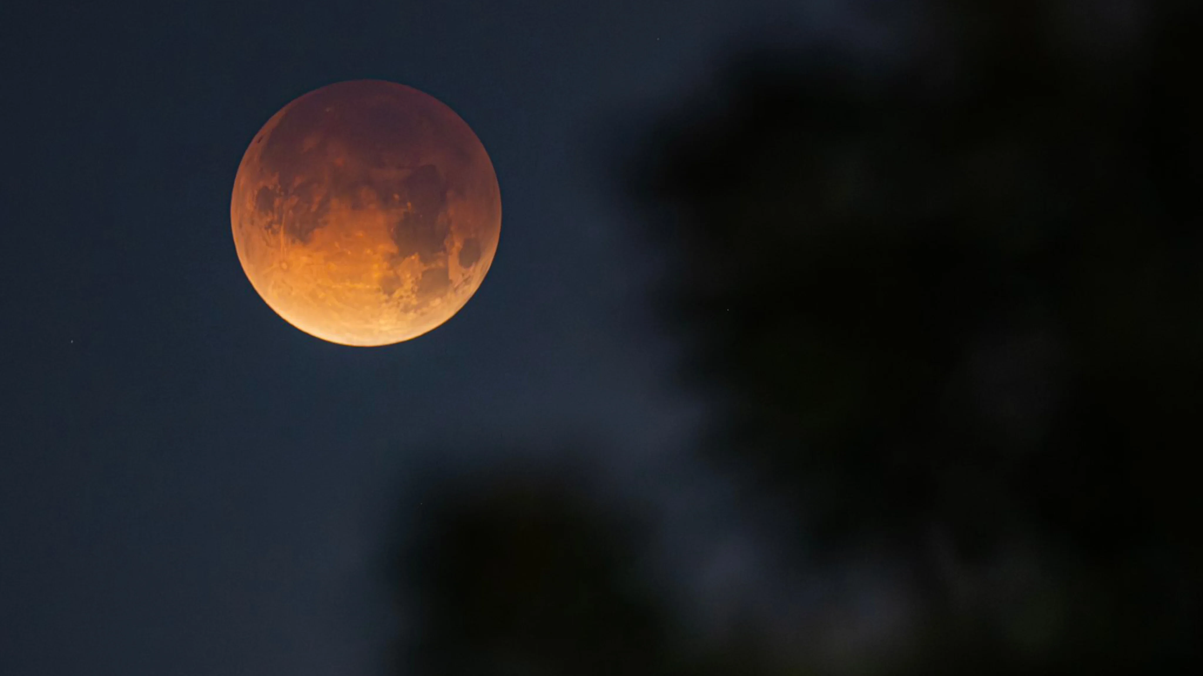 चंद्र ग्रहण हुआ खत्म, मंदिरों के कपाट खुले, घर में करें ये जरूरी काम