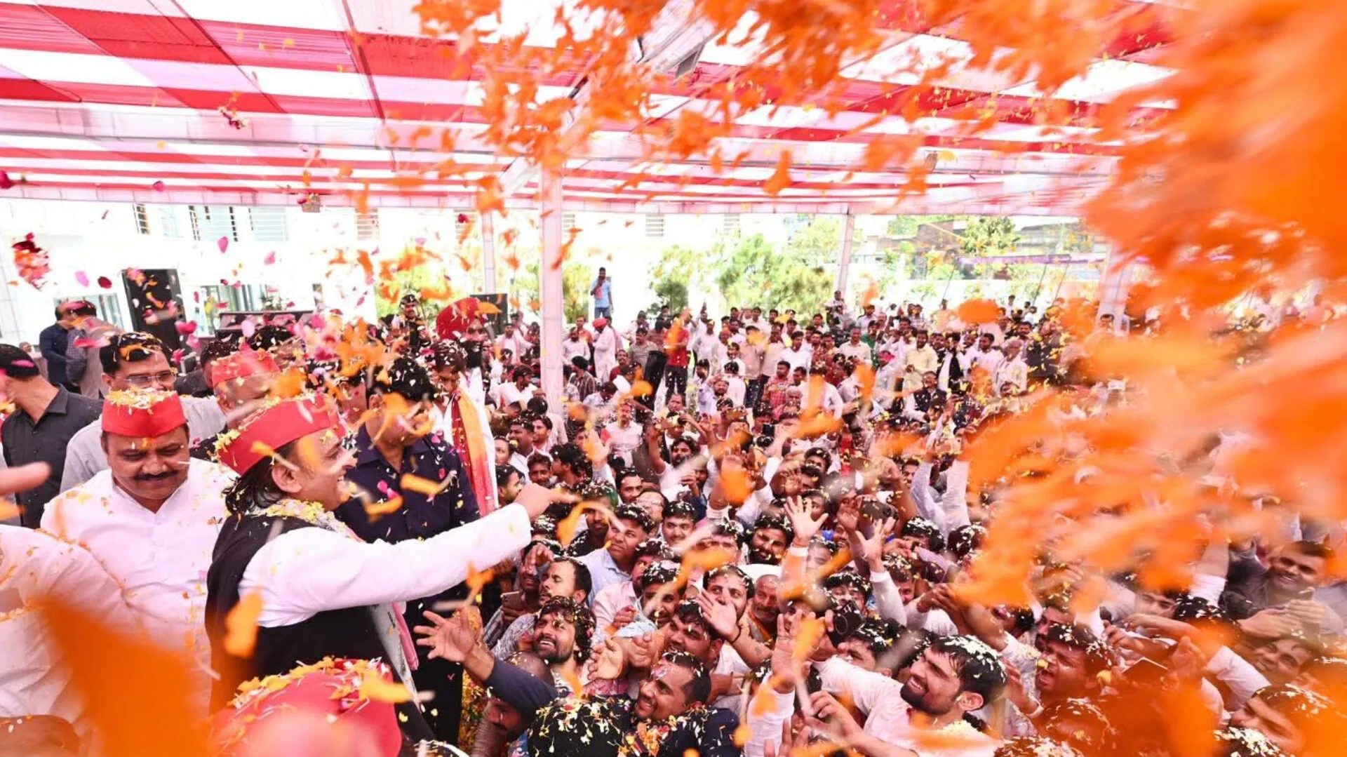 इटावा में अखिलेश ने कार्यकर्ताओं संग खेली होली, बोले-सपा शांति की पक्षधर