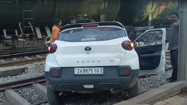 झांसी-प्रयागराज रेलवे ट्रैक पर कार फंसने से मची भगदड़, बड़ा हादसा टला