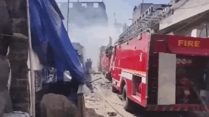 रिठाला मेट्रो स्टेशन के पास झुग्गियों में भीषण आग, एक व्यक्ति की मौत