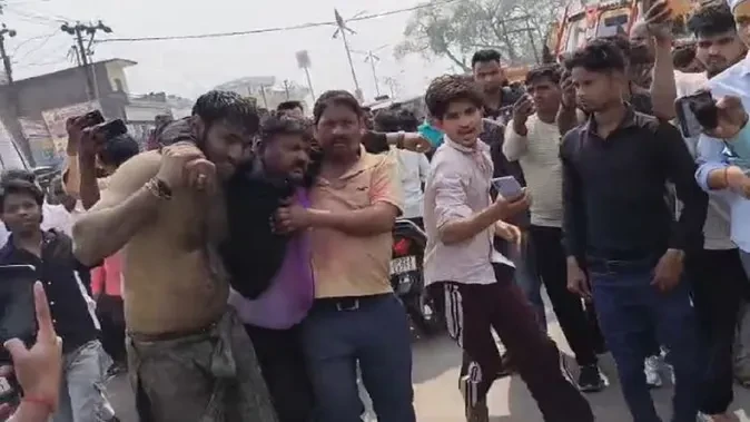 दरोगा की कार ने बाइक और लोगों को मारी टक्कर, गुस्साई भीड़ ने किया विरोध