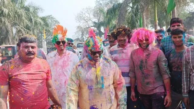 बरेली: पुलिस ने मनाई रंग-बिरंगी होली, अधिकारी और जवानों ने जमकर किया डांस