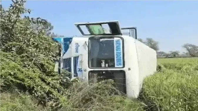 नीलगाय बचाने के चक्कर में बस हुई दुर्घटनाग्रस्त, मची चीख-पुकार