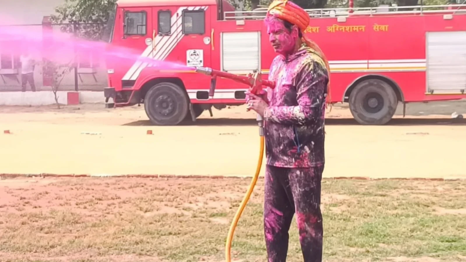 मुजफ्फरनगर में पुलिसकर्मियों ने ढोल-ड्रम और गानों के साथ मनाई होली