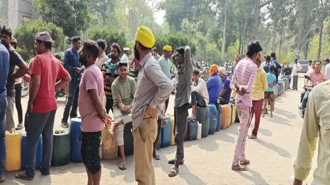 तेल की बढ़ती कीमतों की आशंका से बहराइच के गांवों में पेट्रोल पंपों पर भीड़