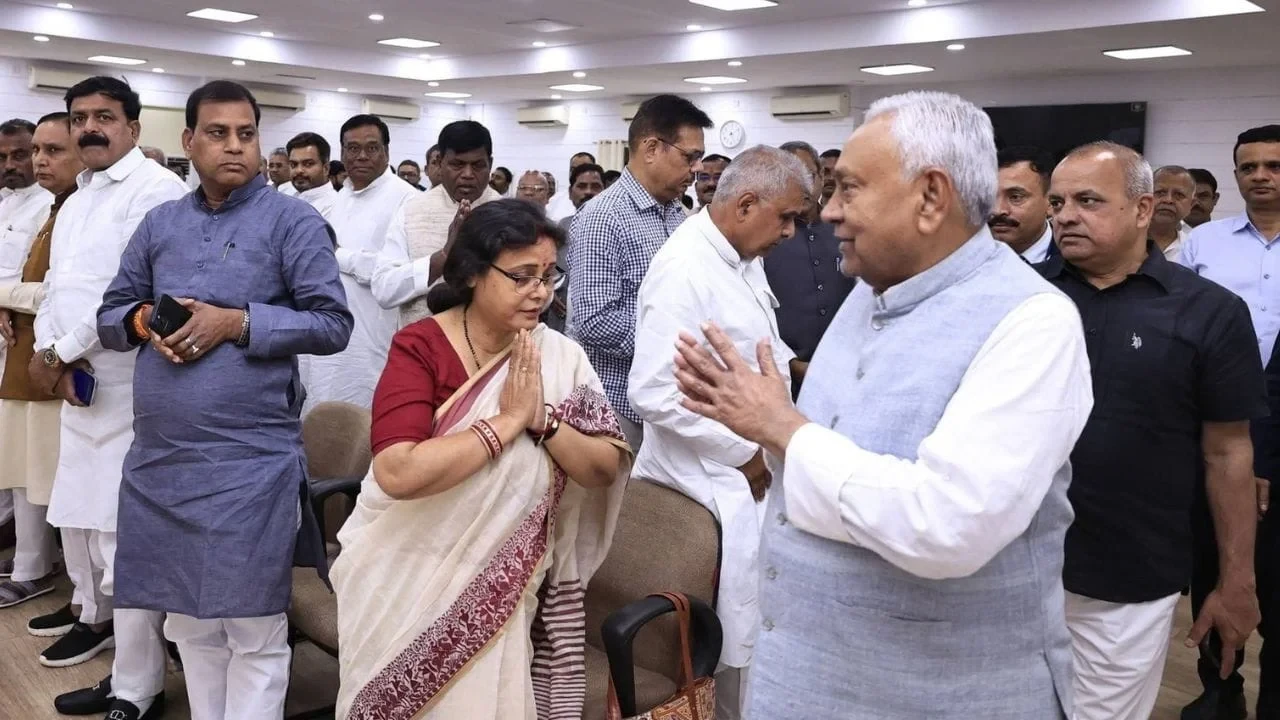 जदयू की बैठक में भावुक हुए नीतीश कुमार, विधायकों से बोले- ‘अब मुझे जाने दीजिए’