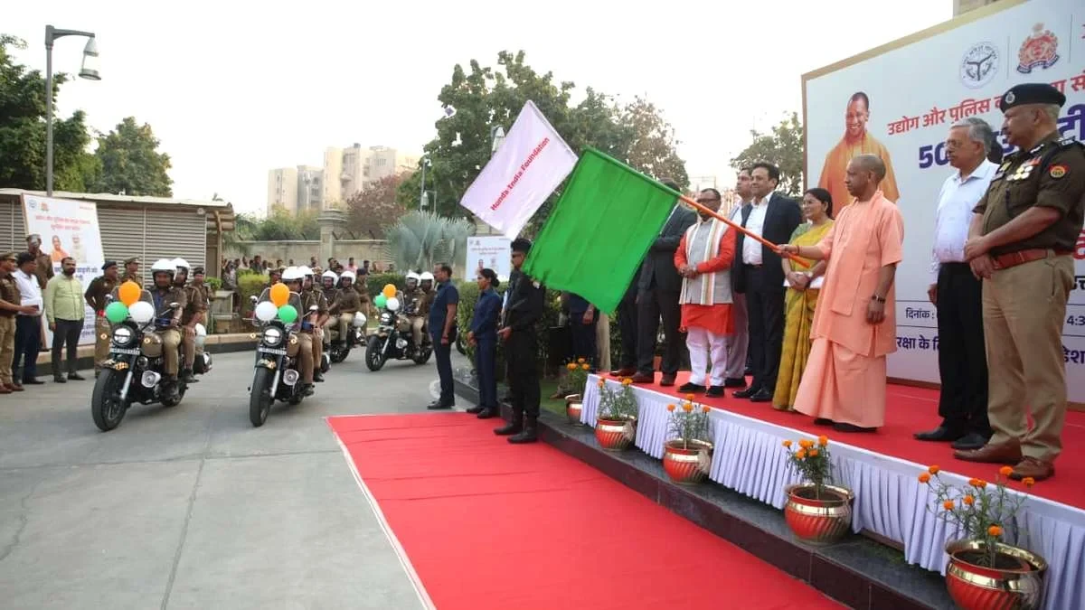सीएम योगी ने 50 क्यूआरटी वाहनों को हरी झंडी दिखाकर किया रवाना