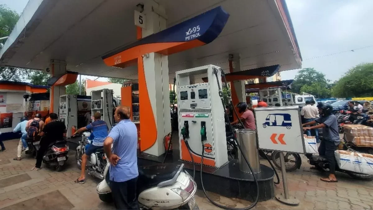 नोएडा: तेल महंगा होने की खबर से पेट्रोल पंपों पर उमड़ी भीड़, लोग भरवा रहे पूरा टैंक