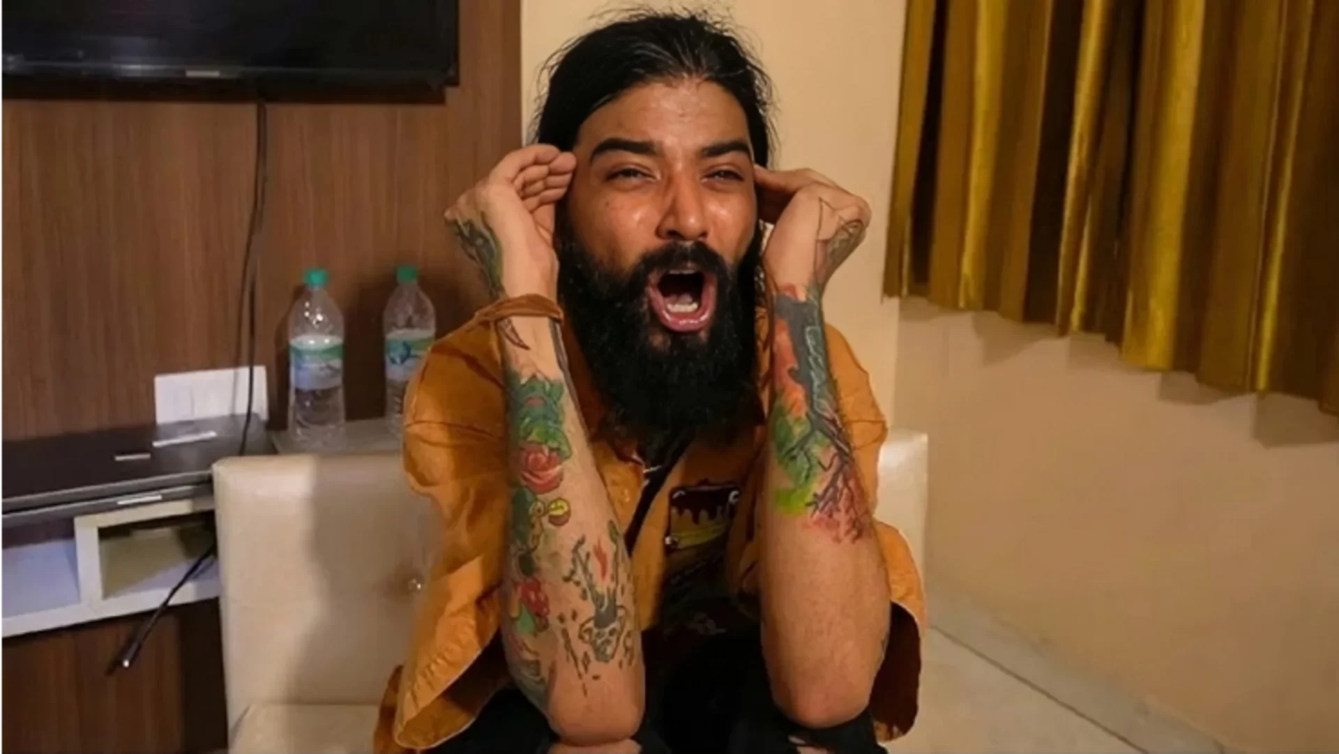 यूट्यूबर अनुराग डोभाल ने सुसाइड की कोशिश की! लाइव स्ट्रीम में कार डिवाइडर से टकराई