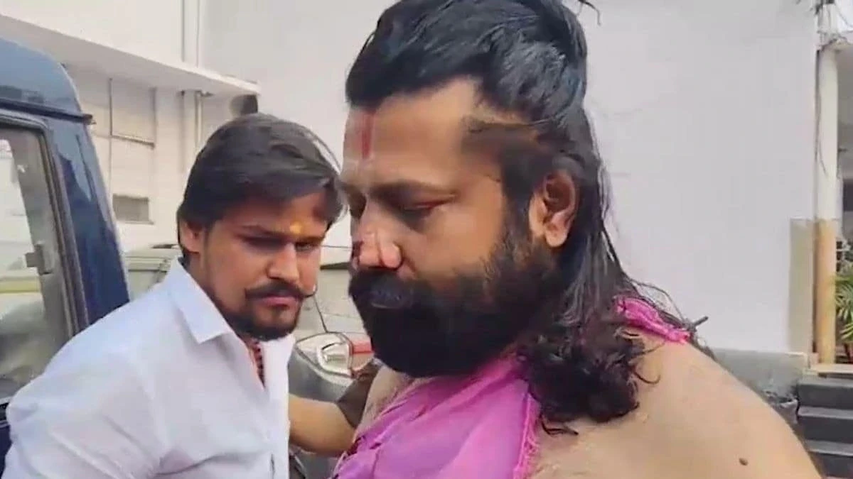 आशुतोष महाराज पर ट्रेन में जानलेवा हमला, टॉयलेट में छिपकर बचाई जान