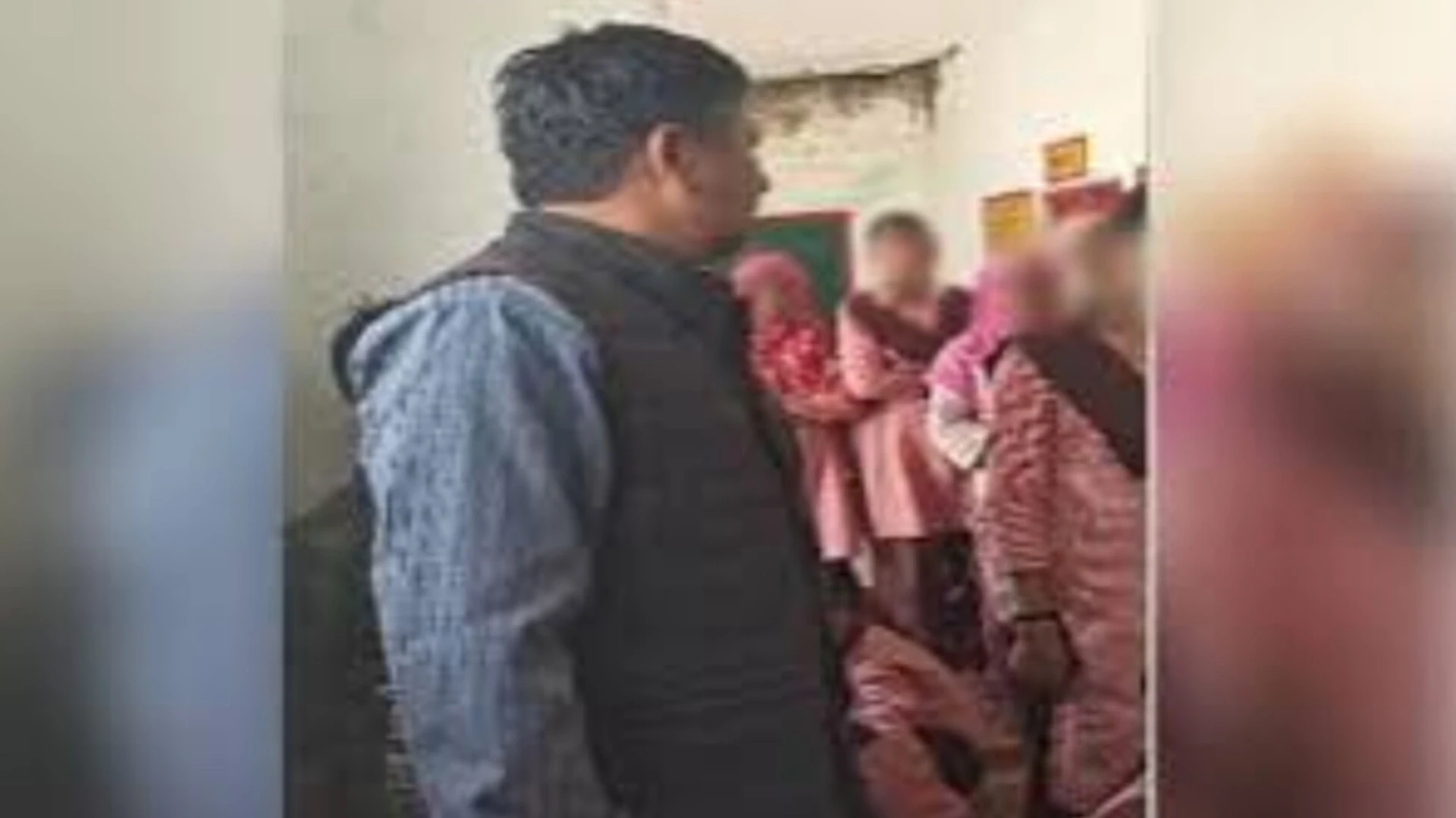 बदायूं के सरकारी स्कूल में बच्चों से नमाज पढ़वाने का आरोप, बजरंग दल ने जताया विरोध