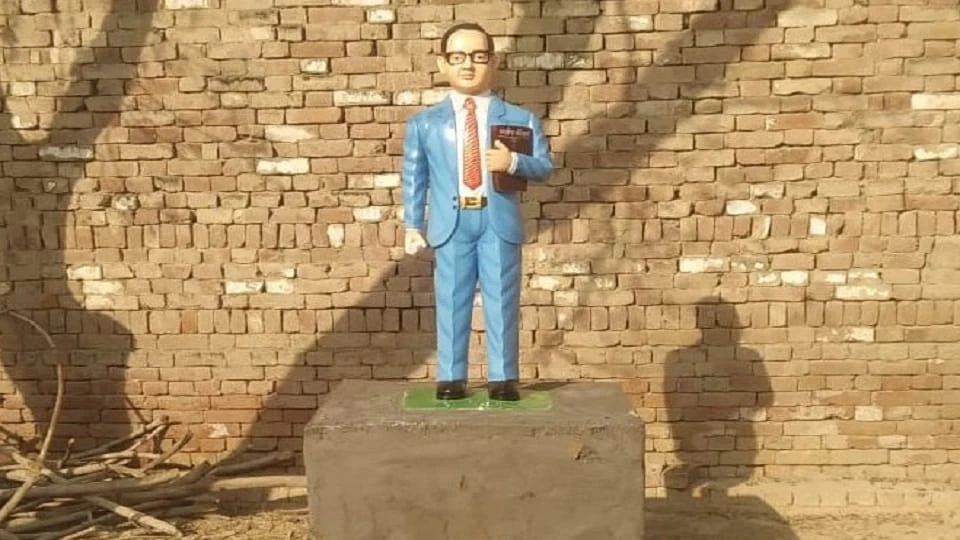 बागपत में आंबेडकर प्रतिमा पर बवाल, महिला बोली- मेरी जमीन पर लगा रहे थे; बाद में हटाई