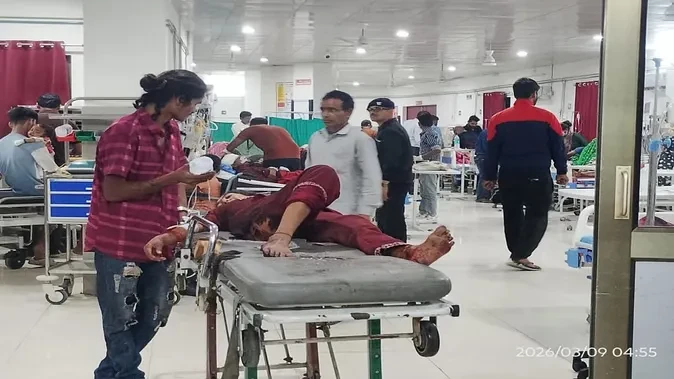 पीलीभीत-पूरनपुर हाईवे पर बस पलटी, 15 से अधिक यात्री घायल