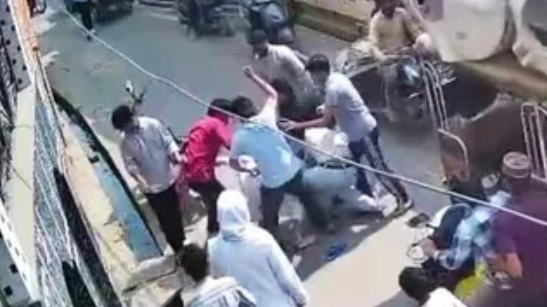 मुजफ्फरनगर में इमाम पर हमला, डंडों से पीटकर किया घायल, वीडियो वायरल