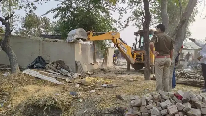 बाराबंकी प्रशासन का बुलडोजर अभियान: अवैध मकानों पर कार्रवाई जारी