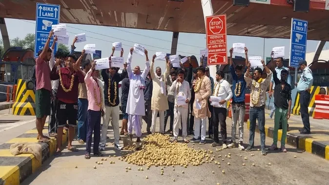 आगरा में आलू किसानों के समर्थन में सपा कार्यकर्ताओं ने किया टोल प्लाजा पर प्रदर्शन