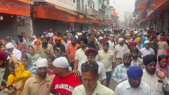 भक्ति और सेवा की झलक: श्री झंडे जी परिक्रमा में देश-विदेश से जुटी संगत