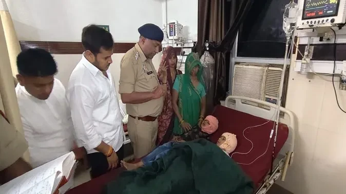 आगरा में ट्रैक्टर-ट्रॉली और पिकअप की टक्कर, बच्चों समेत 14 लोग घायल