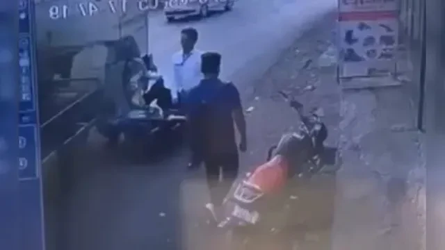 पुणे: तेज रफ्तार ट्रक ने स्कूटर सवार युवती को कुचला, मौके पर ही मौत