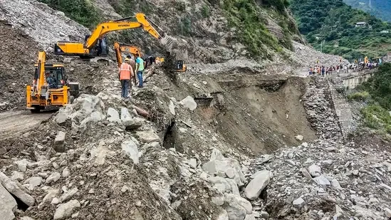 भूस्खलन से उरी-बारामूला मुख्य मार्ग बंद, भारी लैंडस्लाइड से यात्रा प्रभावित