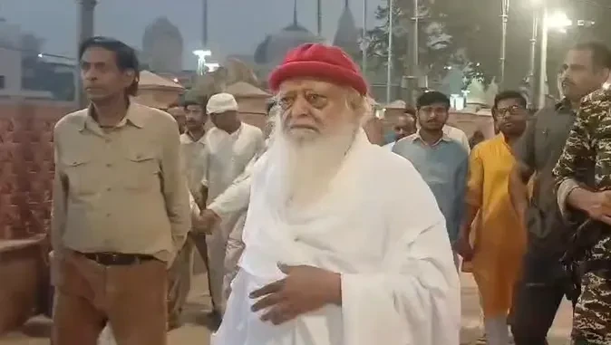 अयोध्या में हाजिरी लगाने पहुंचे आसाराम बापू, मां सरयू के तट पर की पूजा-अर्चना