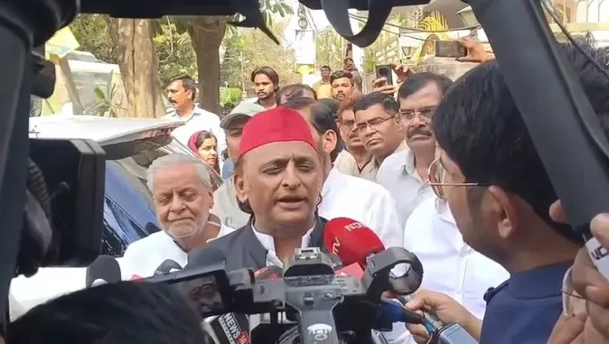 अखिलेश यादव ने शंकराचार्य से लिया आशीर्वाद, भाजपा और एलपीजी संकट पर साधा निशाना