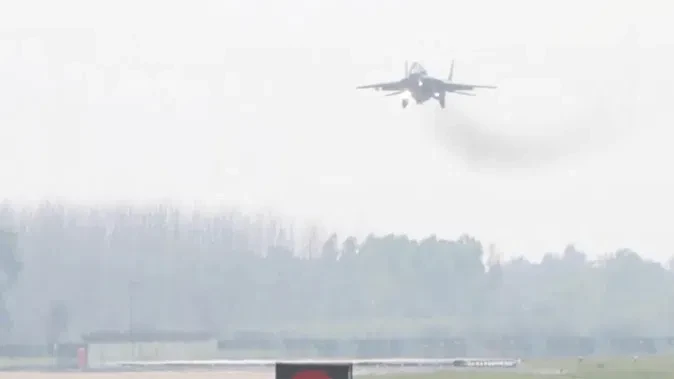 भारतीय वायु सेना ने सीमावर्ती क्षेत्र में किया शानदार प्रदर्शन, एयर चीफ़ ने उड़ाया MiG-29 UPG