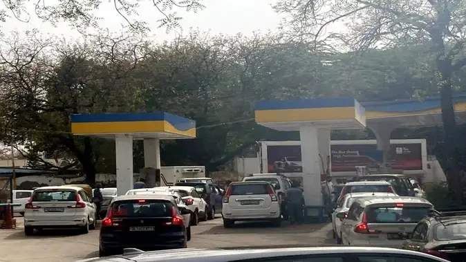 राजधानी में पेट्रोल और सीएनजी की आपूर्ति पर चिंता, पंपों पर लंबी कतारें