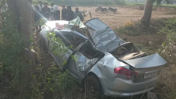 मुजफ्फरनगर: पेड़ से टकराकर पलटी तेज रफ्तार अनियंत्रित कार, दो की मौत, चार घायल