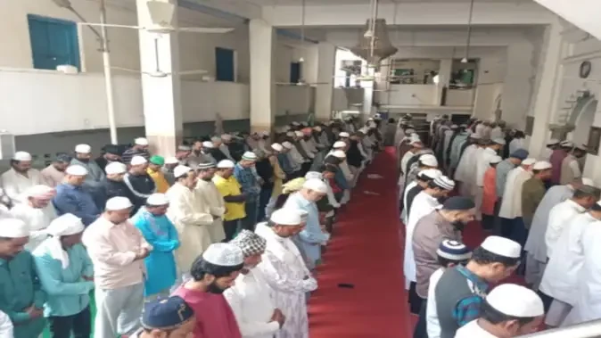 अलविदा जुमा: रमजान के अंतिम शुक्रवार पर मस्जिदों में बढ़ी रौनक