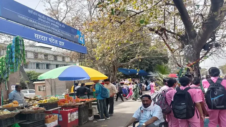 दिल्ली में एलपीजी गैस की कमी ने छोटे होटल और ढाबों की तोड़ दी कमर