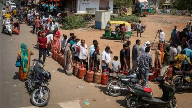 पीएनजी कनेक्शन वाले ग्राहकों को नहीं मिलेगा एलपीजी सिलिंडर, संकट के बीच सरकार का बड़ा फैसला