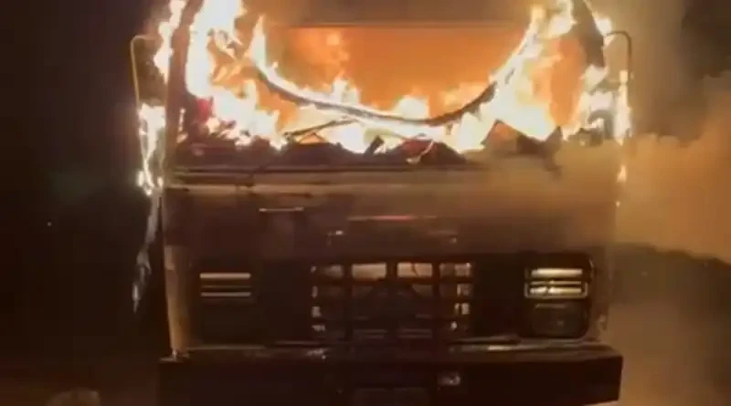 झारखंड: हजारीबाग में अपराधियों ने हाईवा को फूंका