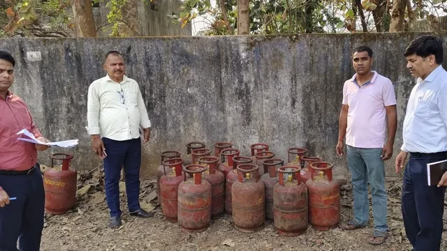 झारखंड में एक व्यक्ति के पास मिले 70 सिलिंडर, एसडीएम ने दिए एफआईआर दर्ज करने के आदेश