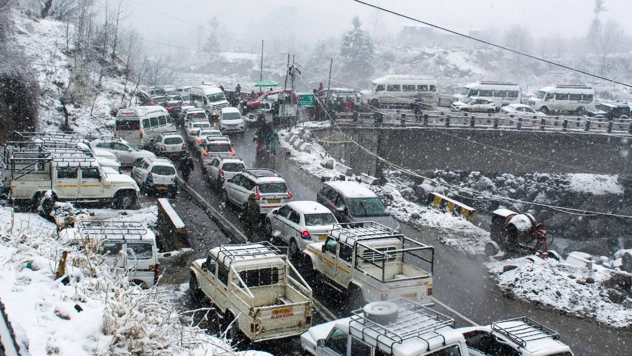 मनाली में भारी बर्फबारी, 1000 से ज्यादा वाहन बर्फ में फंसे, रेस्क्यू जारी