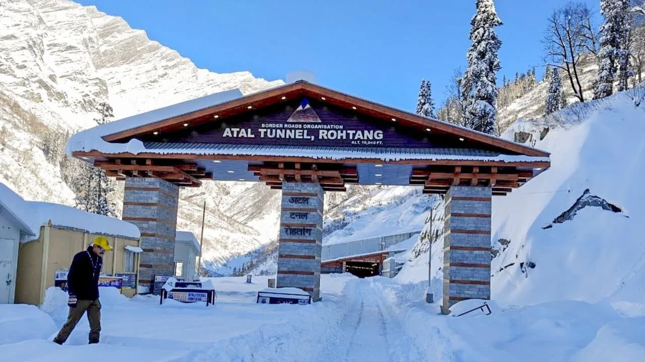 अटल टनल के दोनों छोरों पर हुई जमकर बर्फबारी, अंदर फंसे 1000 से ज्यादा वाहन