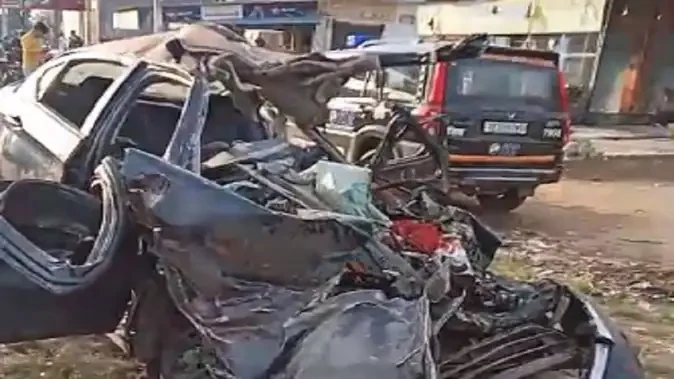 मुरादाबाद: ट्रैक्टर-ट्रॉली में घुसी तेज रफ्तार कार, चार की मौत, एक घायल