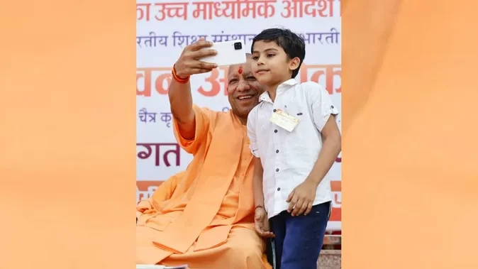 मुख्यमंत्री योगी ने पूरी की बच्चे की मुराद, सेल्फी लेकर जीता दिल