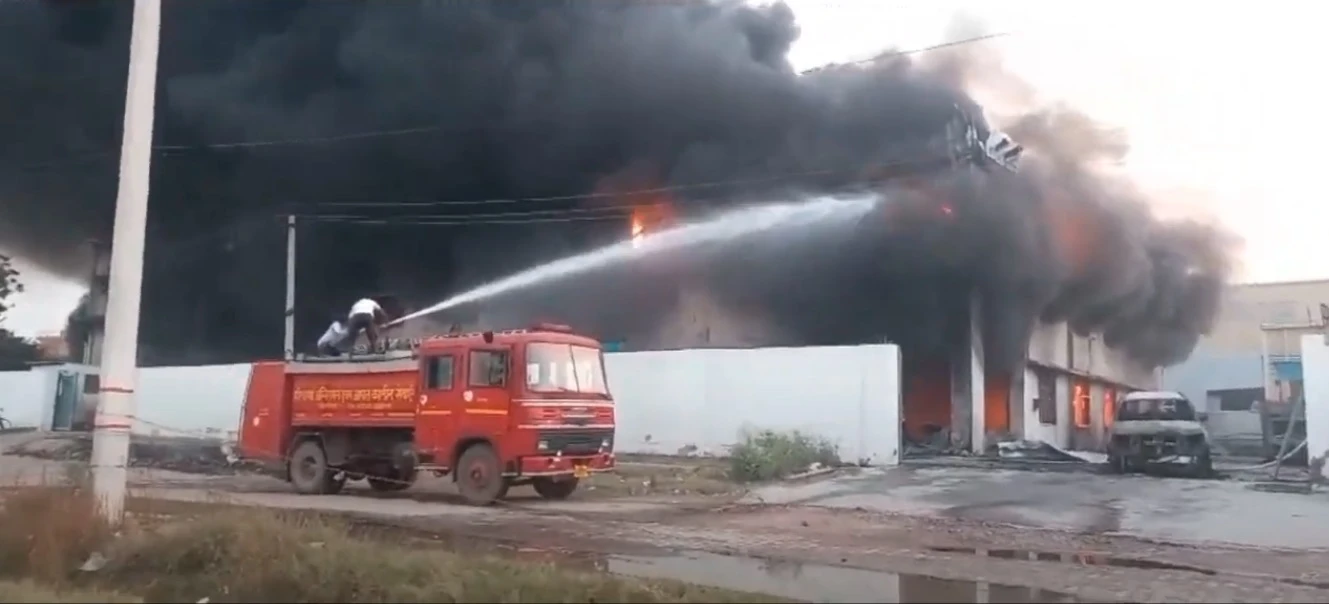 सागर में गत्ता फैक्ट्री में भीषण आग, सेना के फायर फाइटर्स ने पाया काबू