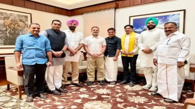 राहुल गांधी ने निलंबित सांसदों से की मुलाकात, चाय-कॉफी के दौरान हुई खुलकर चर्चा