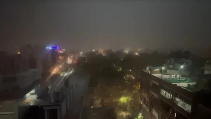 दिल्ली-एनसीआर में बदला मौसम का मिजाज, बारिश और तेज हवाओं से तापमान में गिरावट
