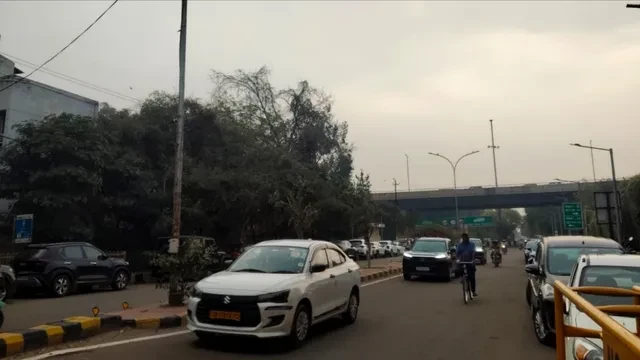 दिल्ली-एनसीआर में हल्की बारिश और तेज हवाओं से सुहावना हुआ मौसम