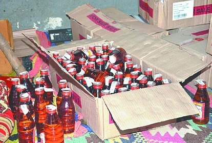 लखनऊ: ट्रक से 10 हजार अंग्रेजी शराब की बोतलें जब्त, राज्य कर विभाग ने किया खुलासा